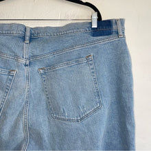 Load image into Gallery viewer, NWT Abercrombie &amp; Fitch The Dad High Rise Asymmetrical Straight Short Jeans (24W) Petite
