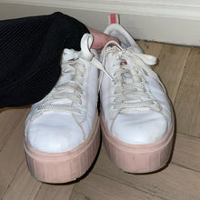 Load image into Gallery viewer, Puma Mayze Pop Bright Heights Chunky Platform Sneakers (W10)

