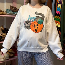 Load image into Gallery viewer, Vintage Puff Paint Pumpkin Cat Jack-O-Lantern Halloween Sweatshirt (Large)
